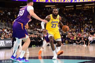 教练席上的 教练席上的